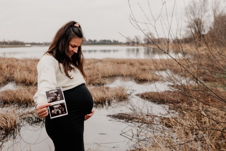 Babybauchschooting München Outdoor schwanger Frau mit Ultraschallbild